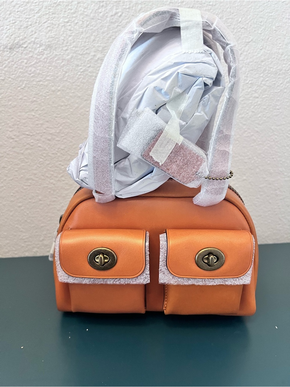 Coach Toffee Twin lock 20